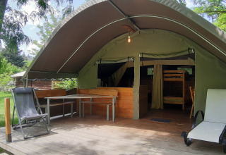 Safari telt Kibo på Campsite Ushuaïa Villages Le Viaduc i Frankrig, med terrasse, borde og stole.