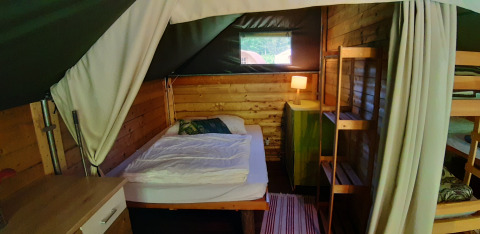 Indvendig udsigt af en hyggelig safari-telt Kibo på Campsite Ushuaïa Villages Le Viaduc i Frankrig.