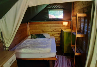 Indvendig udsigt af en hyggelig safari-telt Kibo på Campsite Ushuaïa Villages Le Viaduc i Frankrig.