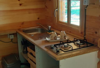 Gemütliche Küchenzeile aus Holz im Ranch Chalet, Ushuaïa Villages Le Viaduc, Frankreich.