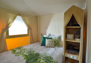Sleeping area in the 'Jungle Lodge' safari tent at Campsite Ushuaïa Villages Le Viaduc, France, with leafy decor.