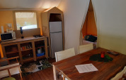 Intérieur d'une tente safari nommée Jungle Lodge au camping Ushuaïa Villages Le Viaduc en France.