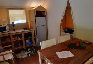 Interieur van een safaritent genaamd Jungle Lodge op Camping Ushuaïa Villages Le Viaduc in Frankrijk.