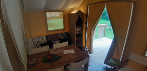 Interieur van de Jungle Lodge safaritent op Camping Ushuaïa Villages Le Viaduc in Frankrijk.