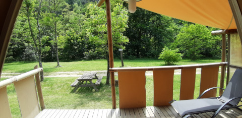 Uitzicht vanaf het terras van safaritent 'Jungle Lodge' op Camping Ushuaïa Villages Le Viaduc in Frankrijk.