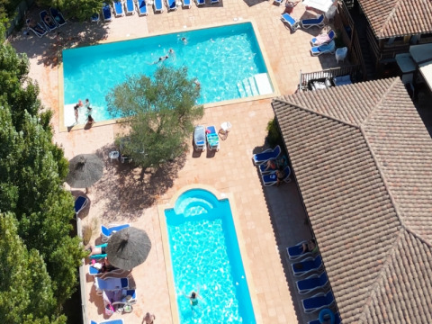 Vista aerea di piscine e lettini al Campeggio Le Luberon in Provenza-Alpi-Costa Azzurra, Francia.