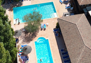 Vue aérienne des piscines et transats au Camping Le Luberon en Provence-Alpes-Côte d’Azur, France.