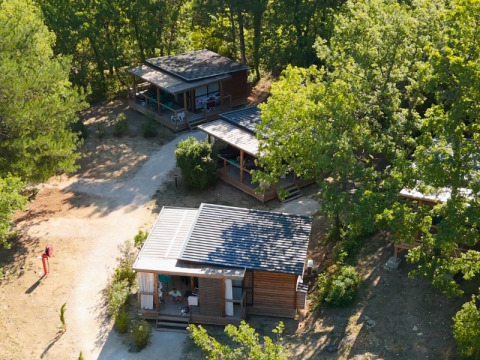 Vista aerea dei bungalow in legno del Campeggio Le Luberon immersi nel verde in Provenza-Alpi-Costa Azzurra.