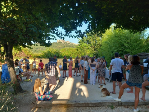 Des gens se rassemblent lors d’un événement en plein air au camping Le Luberon en Provence, France.