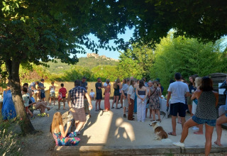 Des gens se rassemblent lors d’un événement en plein air au camping Le Luberon en Provence, France.