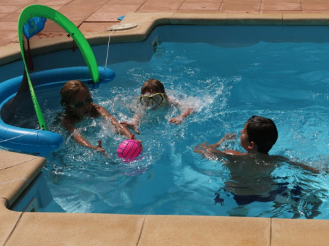 Enfants jouant dans la piscine du camping Le Luberon, un parc de vacances en Provence-Alpes-Côte d’Azur, France.