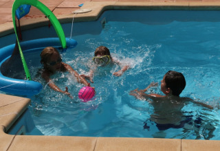 Enfants jouant dans la piscine du camping Le Luberon, un parc de vacances en Provence-Alpes-Côte d’Azur, France.