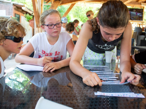 Des enfants participent à une activité de groupe sur une table au camping Le Luberon en Provence, France.
