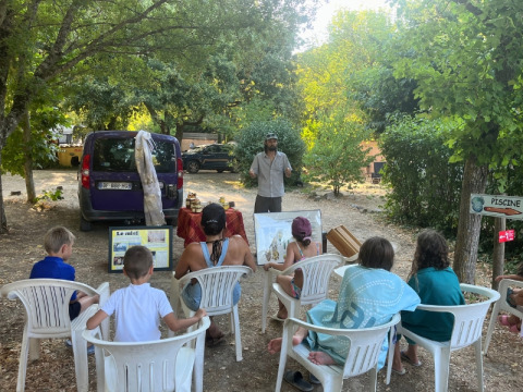 Des enfants assistent à un atelier en plein air au camping Le Luberon, Provence-Alpes-Côte d’Azur, France.