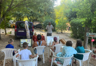 Des enfants assistent à un atelier en plein air au camping Le Luberon, Provence-Alpes-Côte d’Azur, France.