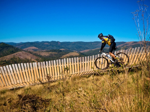 Un cycliste roule sur un sentier de montagne près d’Apt, Provence-Alpes-Côte d’Azur, France, sous un ciel bleu.