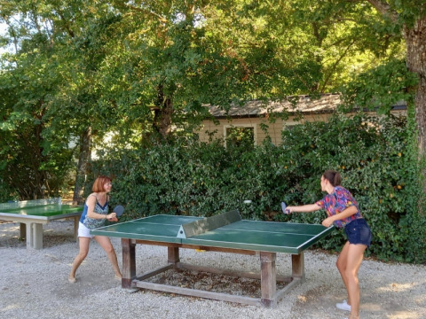 Deux femmes jouent au tennis de table en plein air au camping Le Luberon, Provence-Alpes-Côte d’Azur, France.
