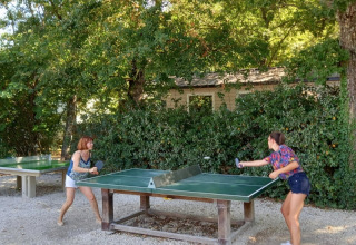 Deux femmes jouent au tennis de table en plein air au camping Le Luberon, Provence-Alpes-Côte d’Azur, France.