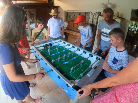 Groupe de personnes jouant au baby-foot au camping Le Luberon, un parc de vacances en Provence-Alpes-Côte d’Azur, France.