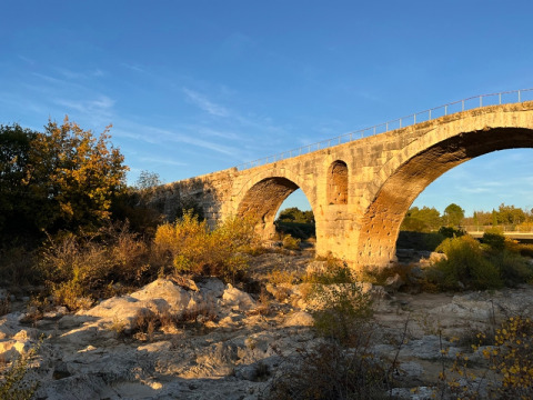 Pont en pierre au coucher du soleil près du camping Le Luberon, Provence-Alpes-Côte d’Azur, France.