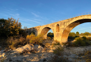 Pont en pierre au coucher du soleil près du camping Le Luberon, Provence-Alpes-Côte d’Azur, France.