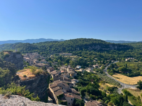 Vue sur le village et les collines depuis le camping Le Luberon en Provence-Alpes-Côte d’Azur, France.