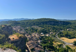 Vue sur le village et les collines depuis le camping Le Luberon en Provence-Alpes-Côte d’Azur, France.