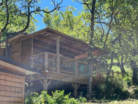 Casa sull’albero Cottage «Séouvo» al Campeggio Le Luberon in Francia, immersa tra alberi e natura.