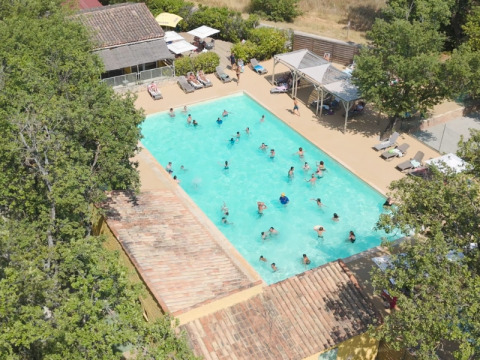 Aerial view of a swimming pool at Domaine des Chênes Blancs holiday park in Provence-Alpes-Côte d’Azur, France.