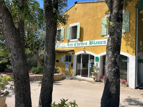 Indgang til Domaine des Chênes Blancs feriested i Provence-Alpes-Côte d’Azur, Frankrig, med gule vægge.