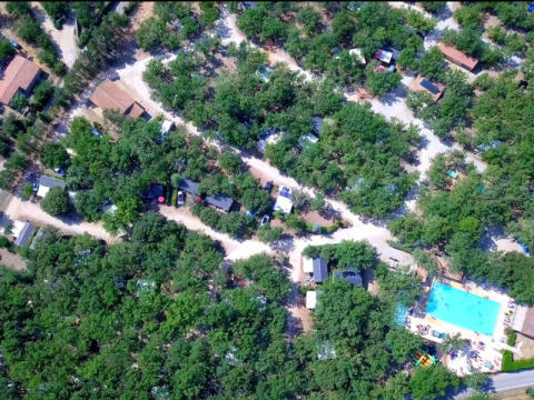 Vista aérea del parque vacacional Domaine des Chênes Blancs en Provenza-Alpes-Costa Azul, Francia, con piscina.