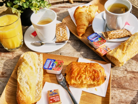 Colazione francese con croissant, baguette, caffè e succo a Domaine des Chênes Blancs in Provenza.