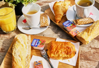 Frühstück im französischen Stil mit Croissant, Baguette, Kaffee und Saft im Domaine des Chênes Blancs.
