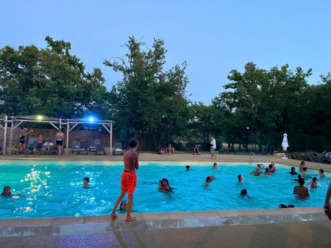 Feriegæster nyder aftensvømning i poolen på Domaine des Chênes Blancs i Provence-Alpes-Côte d’Azur, Frankrig.