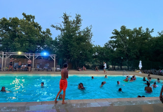 Feriegæster nyder aftensvømning i poolen på Domaine des Chênes Blancs i Provence-Alpes-Côte d’Azur, Frankrig.
