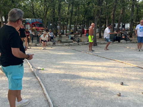 Folk spiller pétanque på en bane i Domaine des Chênes Blancs, en feriepark i Provence-Alpes-Côte d’Azur.