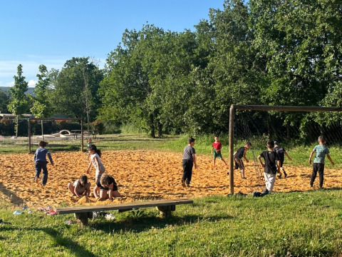 Des enfants jouent au football et construisent des châteaux de sable à Domaine des Chênes Blancs, Provence-Alpes-Côte d’Azur.