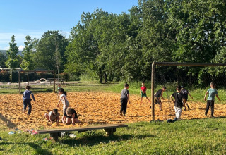 Des enfants jouent au football et construisent des châteaux de sable à Domaine des Chênes Blancs, Provence-Alpes-Côte d’Azur.