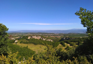 Vue sur le paysage naturel du Domaine des Chênes Blancs, parc de vacances en Provence-Alpes-Côte d’Azur, France.