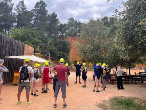 Un gruppo di persone con caschi gialli si riunisce al Domaine des Chênes Blancs, in Provenza-Alpi-Costa Azzurra, Francia.