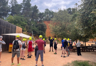Groep mensen met gele helmen verzamelt aan Domaine des Chênes Blancs, Provence-Alpes-Côte d’Azur, Frankrijk.
