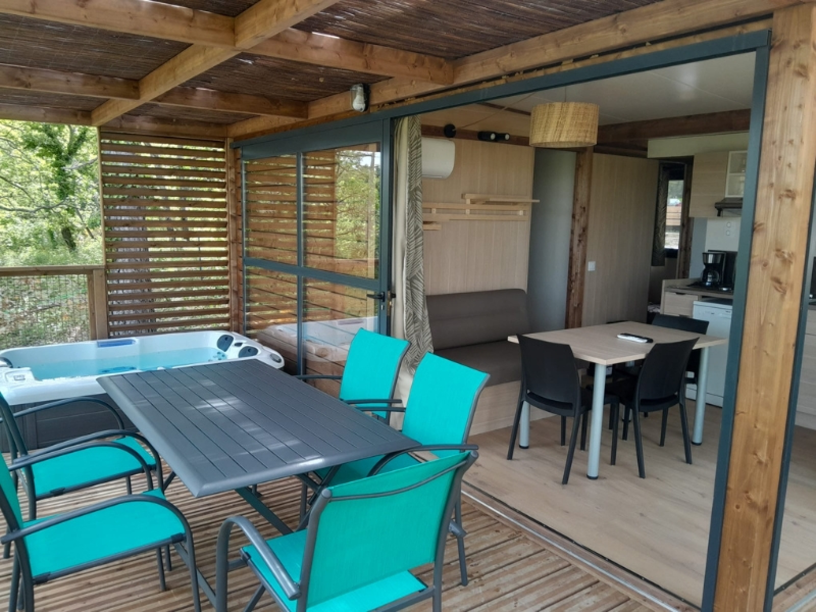 Boomhuis Cottage «Séouvo» op Camping Le Luberon in Frankrijk, met terras, eetset en privéjacuzzi.