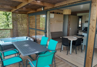 Casa sull'albero Cottage «Séouvo» al campeggio Le Luberon in Francia, con terrazza, tavolo e jacuzzi.