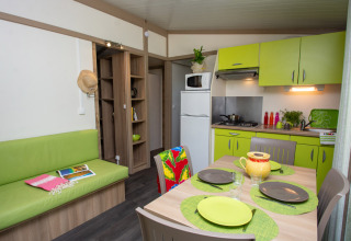 Interno moderno del Cottage Lavande al Campeggio Le Luberon in Francia, con cucina e sala da pranzo.