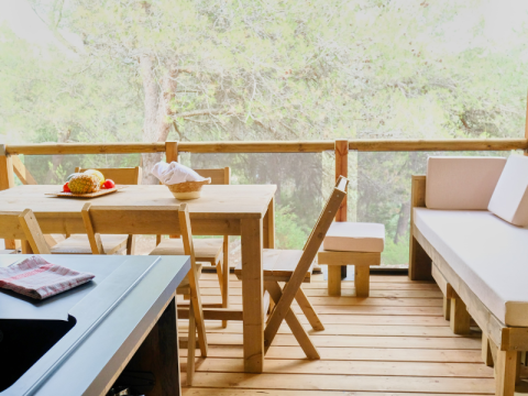 Essbereich im Freien im PREMIUM Lodge Safari-Zelt im Domaine des Chênes Blancs, umgeben von Natur.
