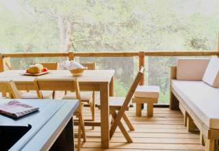 Essbereich im Freien im PREMIUM Lodge Safari-Zelt im Domaine des Chênes Blancs, umgeben von Natur.