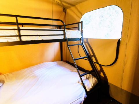 Innenansicht eines PREMIUM Lodge Safari-Zeltes mit Etagenbett bei Domaine des Chênes Blancs in Frankreich.