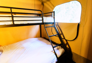 Innenansicht eines PREMIUM Lodge Safari-Zeltes mit Etagenbett bei Domaine des Chênes Blancs in Frankreich.