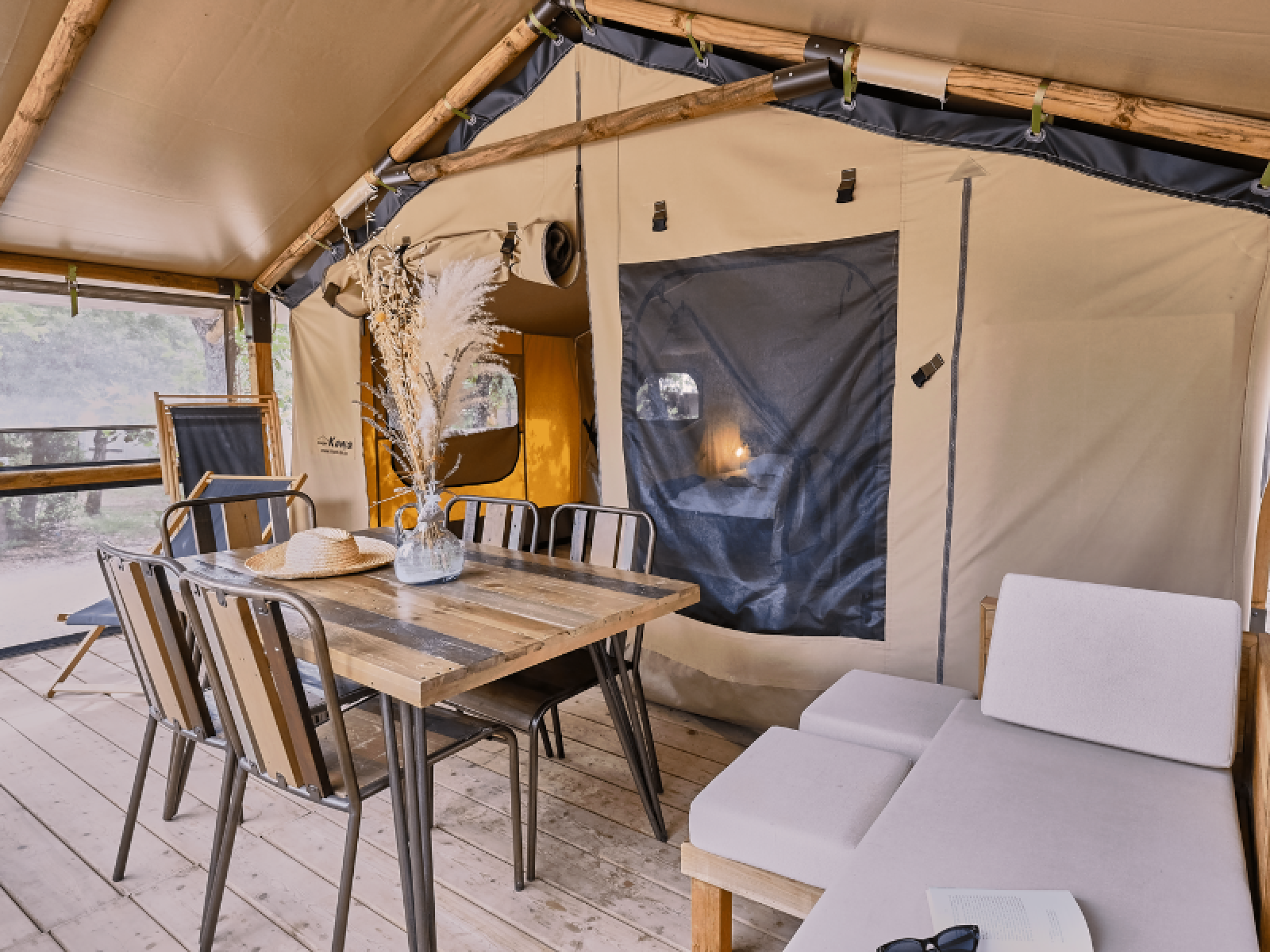 Interieur van safaritent Lodge «COSY» bij Domaine des Chênes Blancs in Frankrijk met rustieke sfeer.
