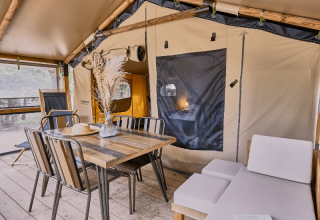 Interieur van safaritent Lodge «COSY» bij Domaine des Chênes Blancs in Frankrijk met rustieke sfeer.